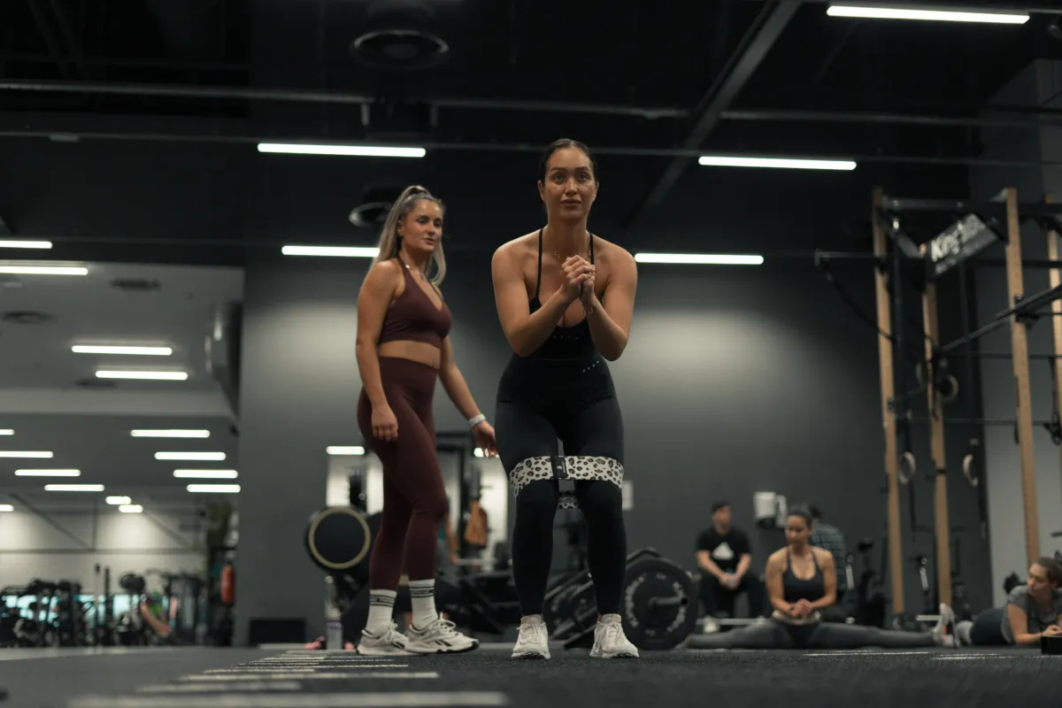 Entrenadora personal Tara Turk dirigiendo un entrenamiento en el gimnasio